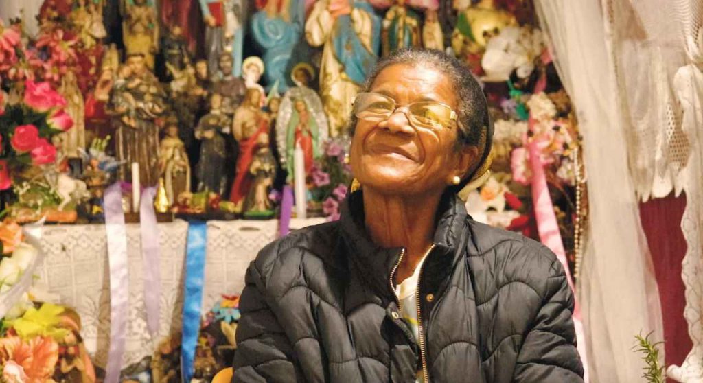 Dona Erci, que desde os oito anos atua como benzedeira em Tiradentes